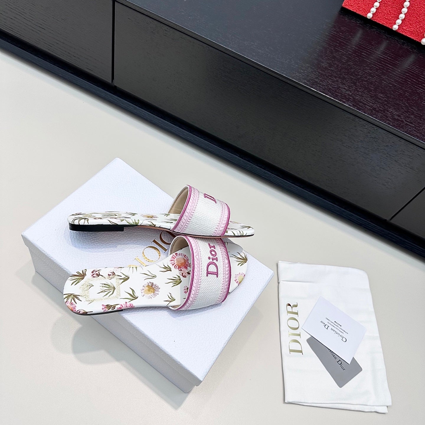 White & Songe Pink Dway Slide