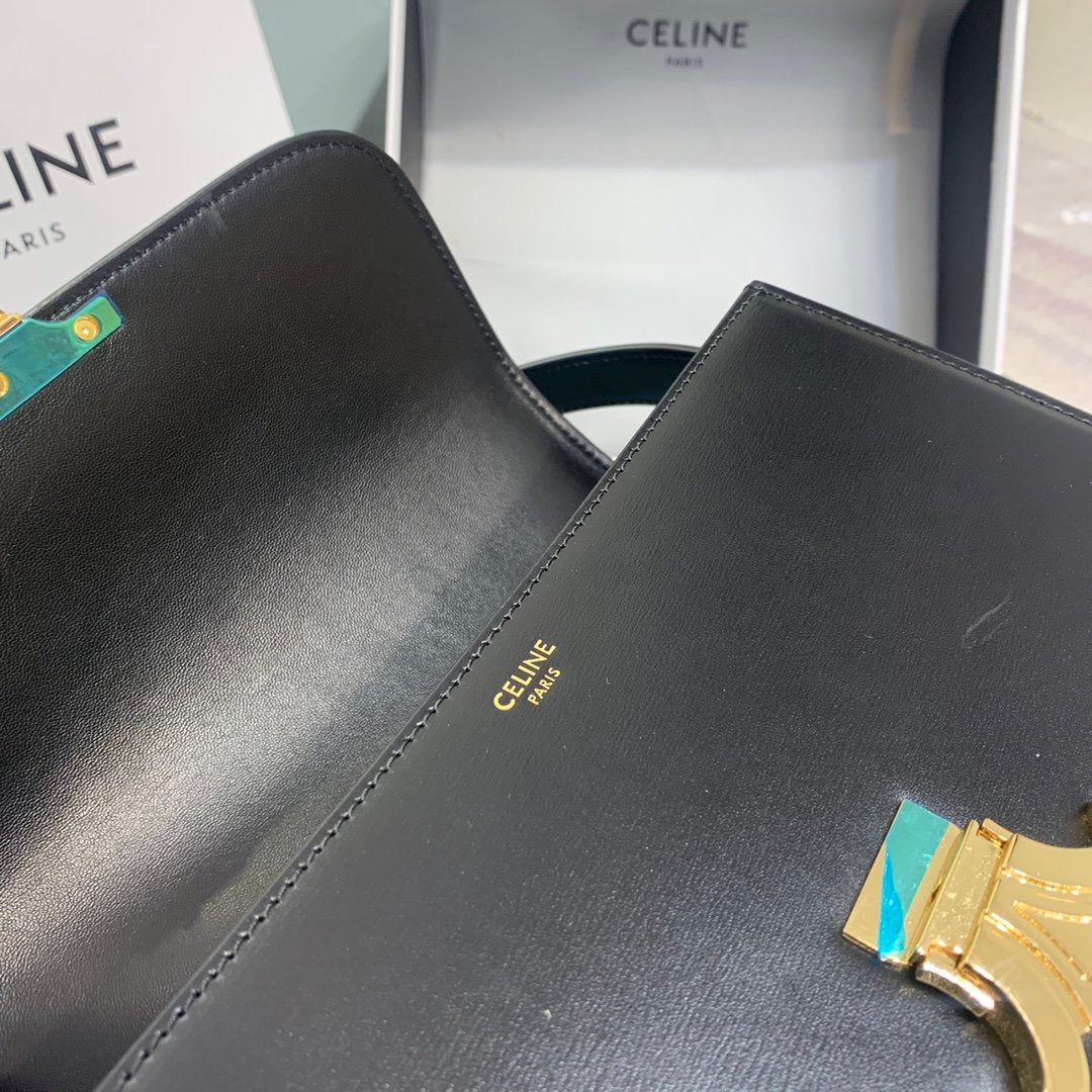 Black medium triomphe bag