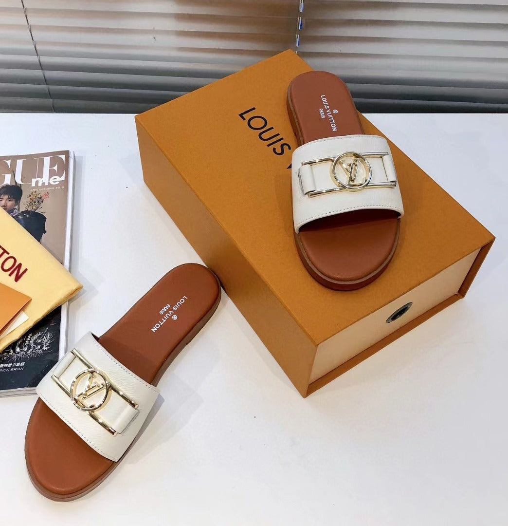 White LI flat mule