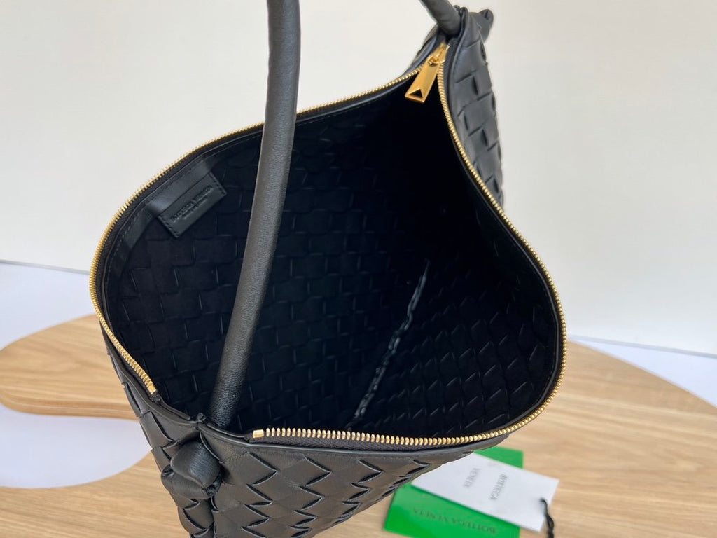 Black BV Medium Turn Pouch