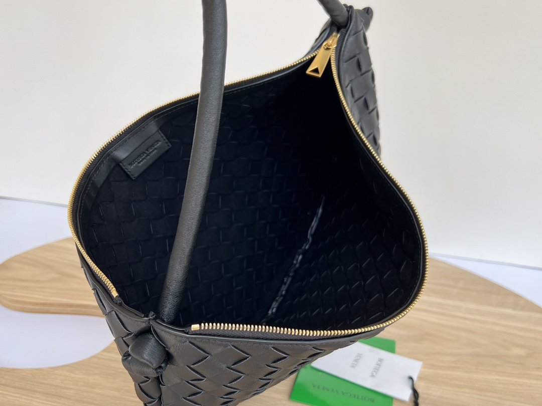 Black BV Medium Turn Pouch