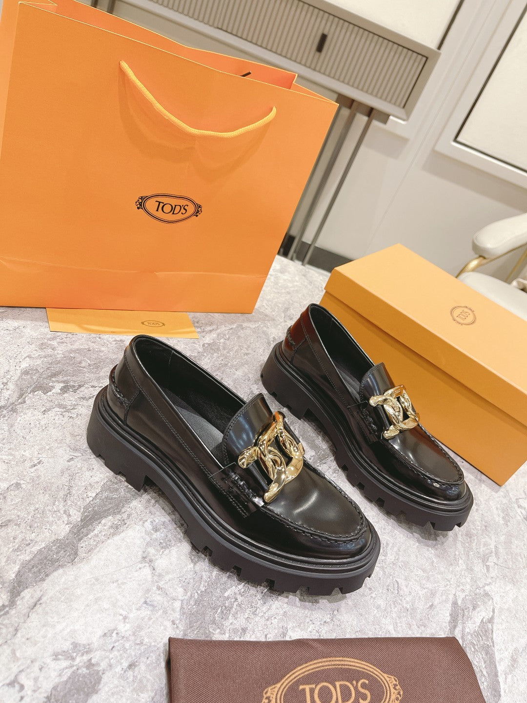 Black T loafers in leather