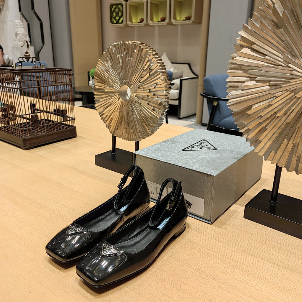 Black patent leather ballerinas