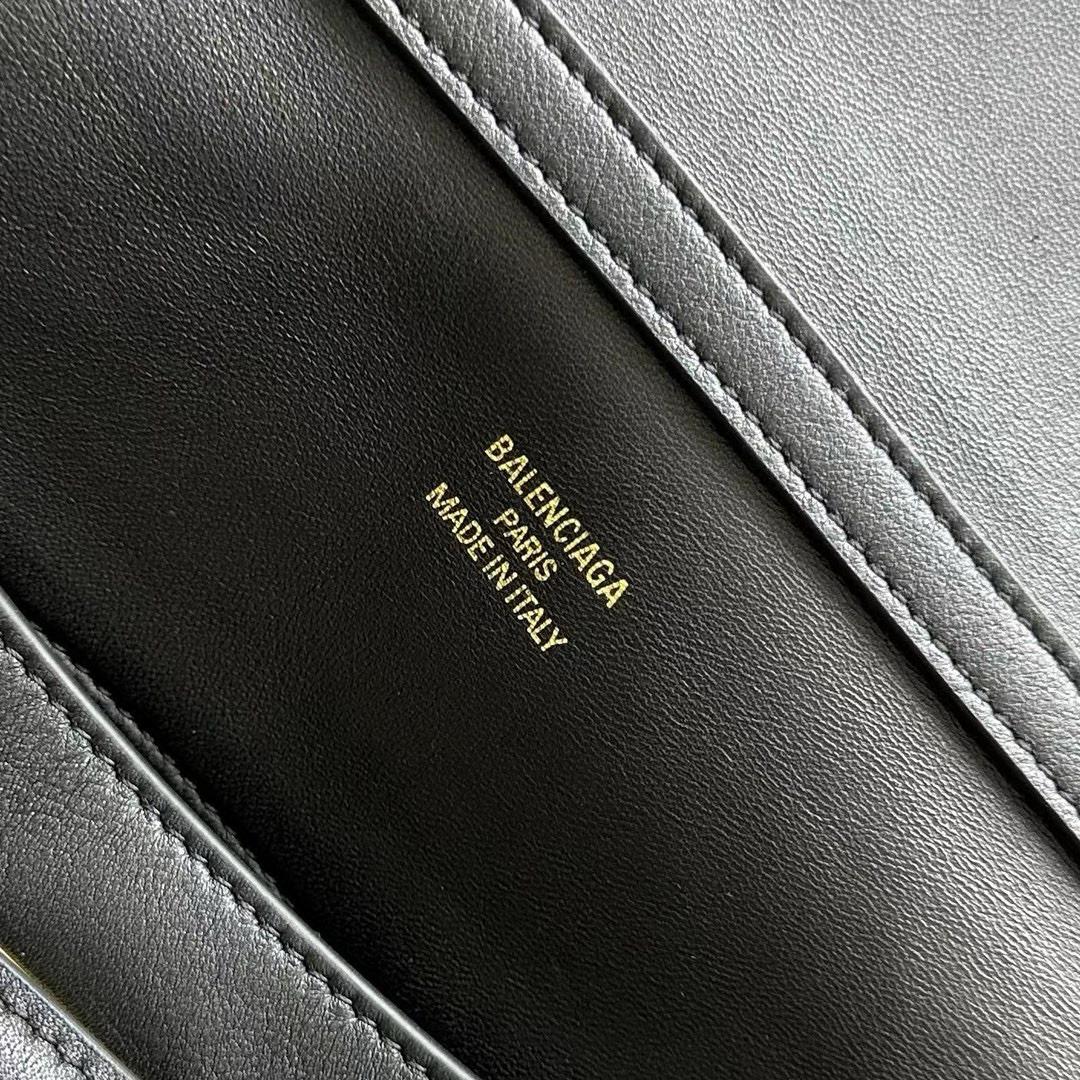 Black BR Medium Handbag With Gold Hardware