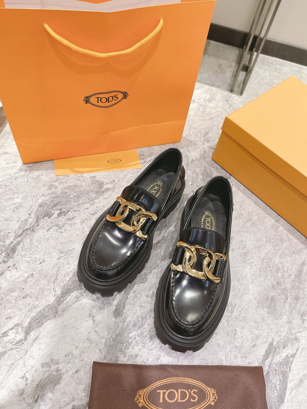 Black T loafers in leather