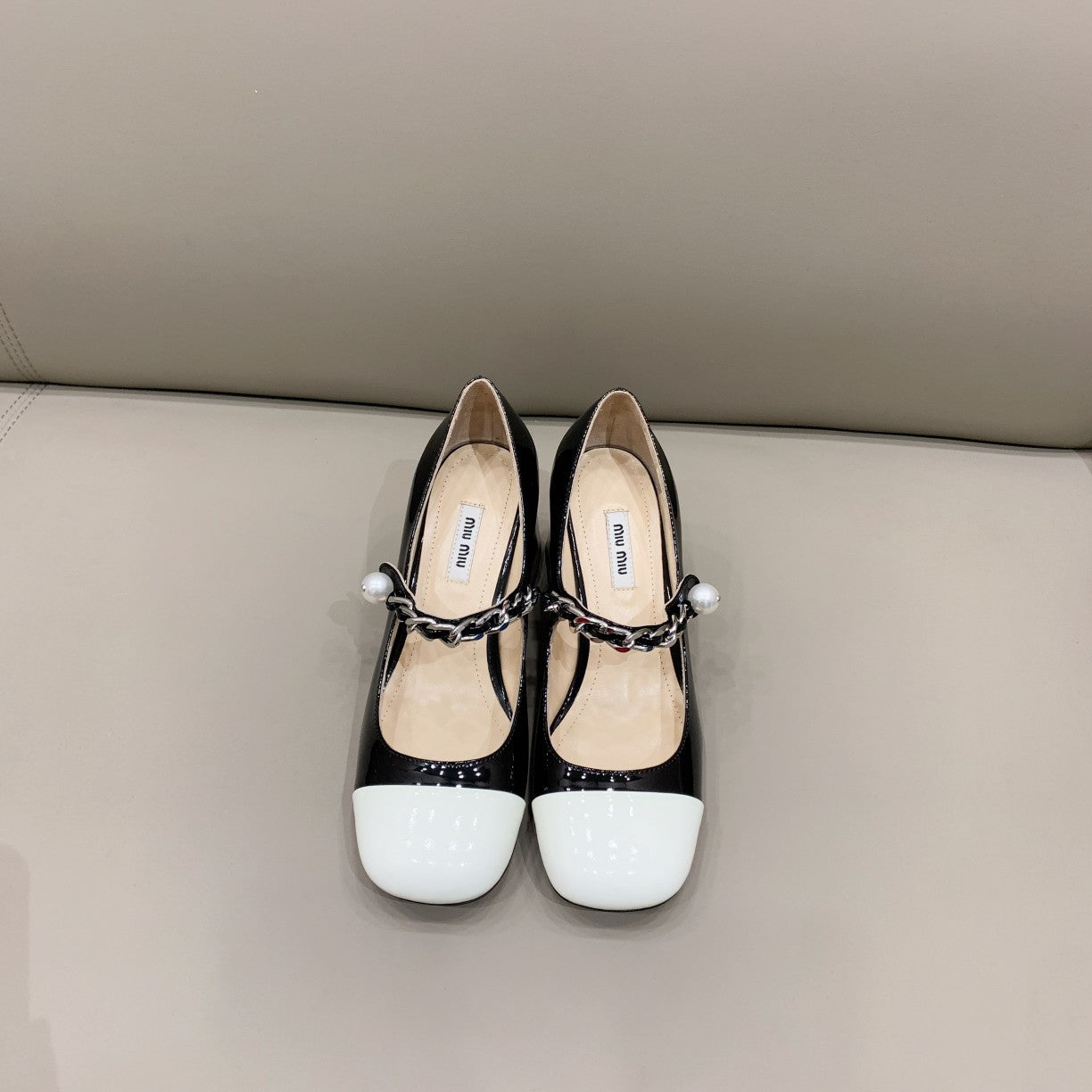 White & black MM patent leather 65 mm pumps