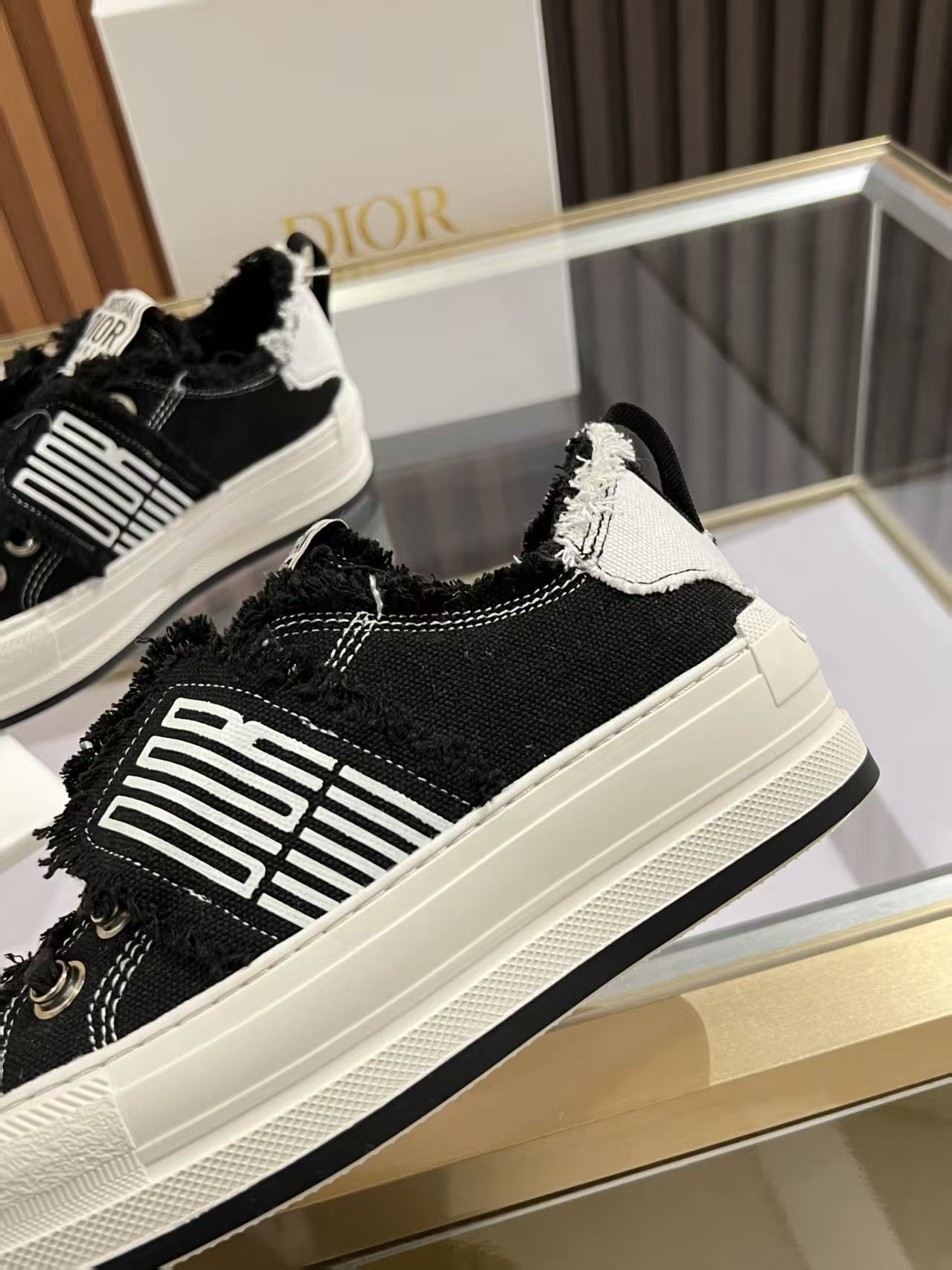 Black & White Walk'n Platform Sneaker