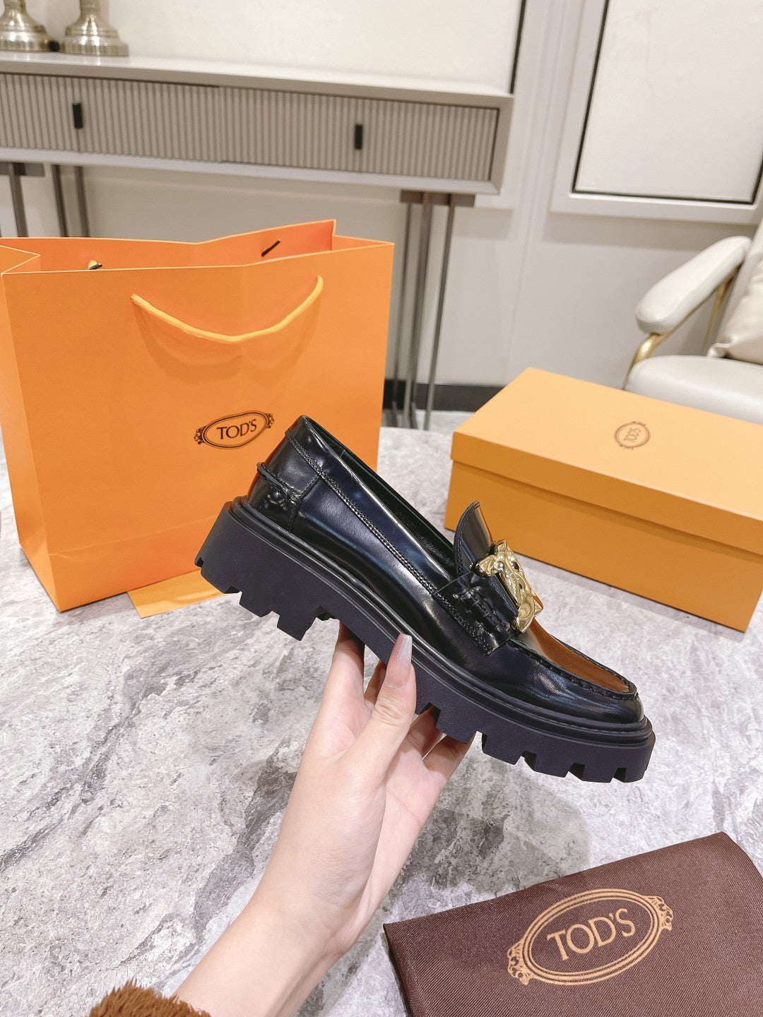 Black T loafers in leather