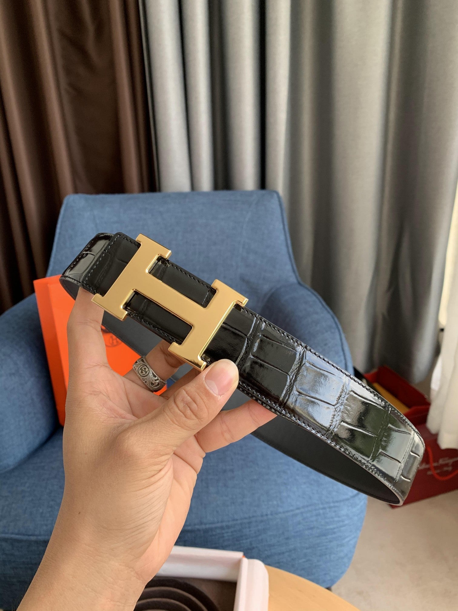 Noir H gold belt buckle & leather strap