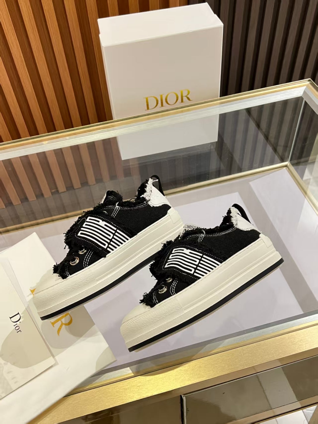 Black & White Walk'n Platform Sneaker