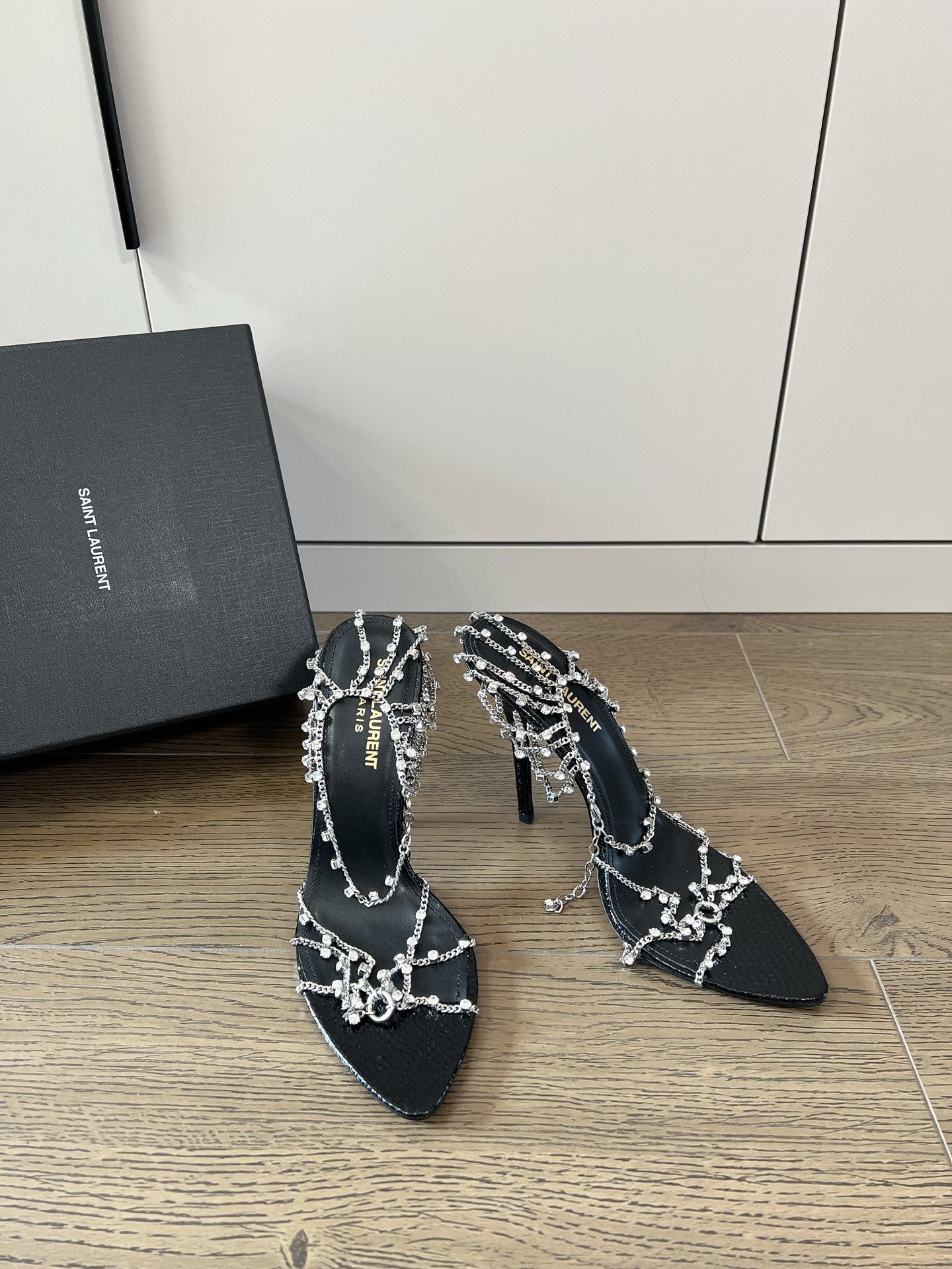 Black YA chain sandals in lacquered ayers