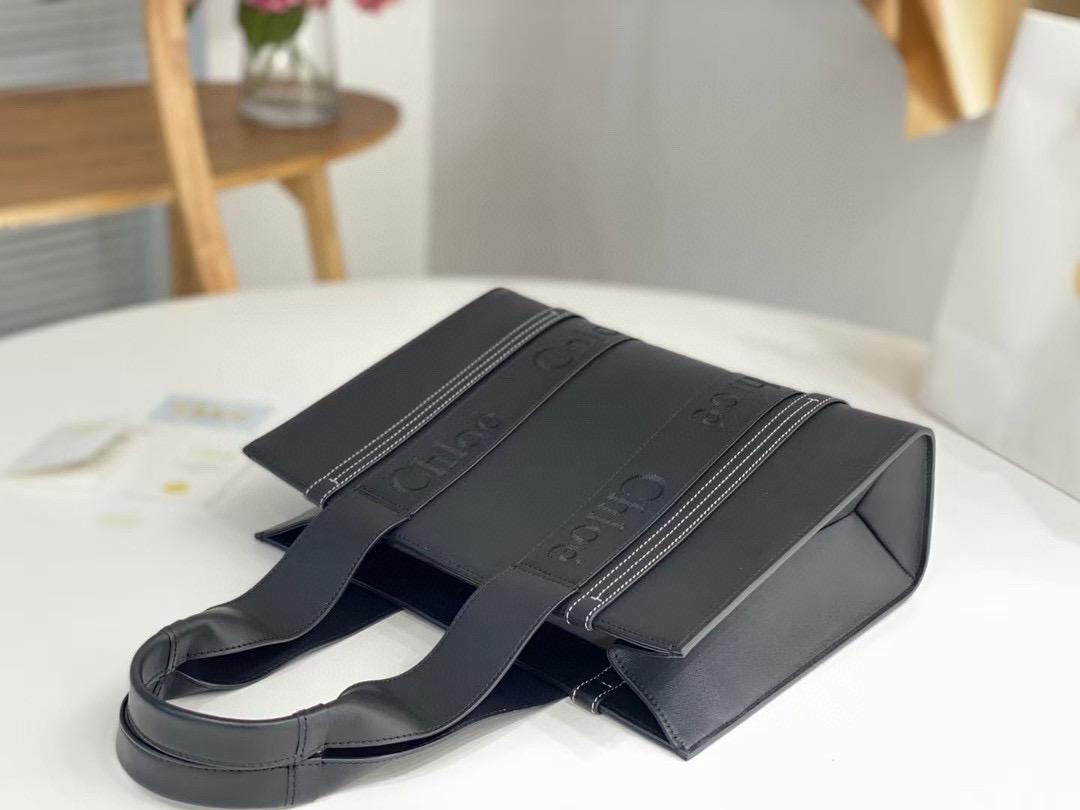 Black CW medium tote bag