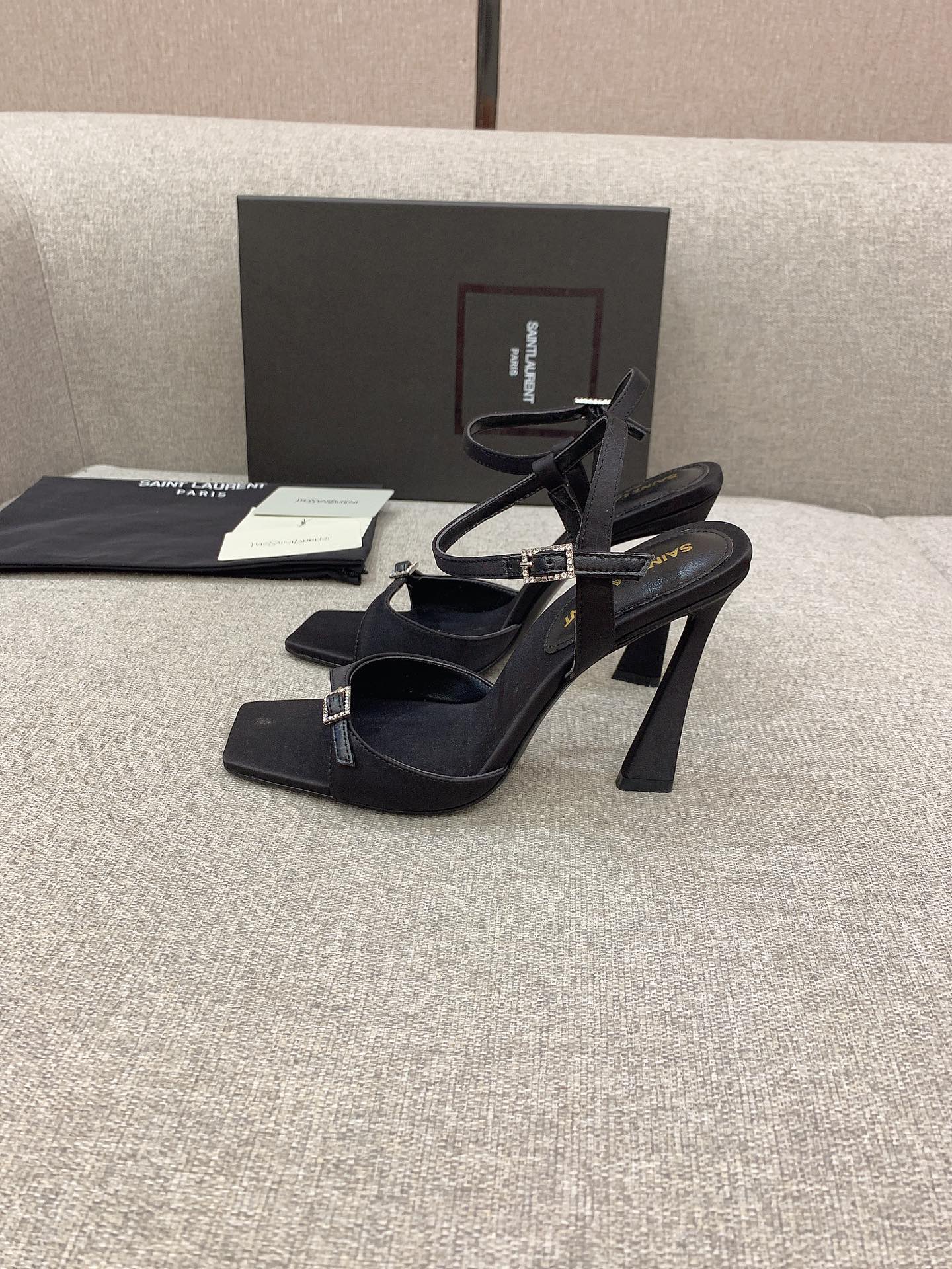 Black Venue 105 Sandals