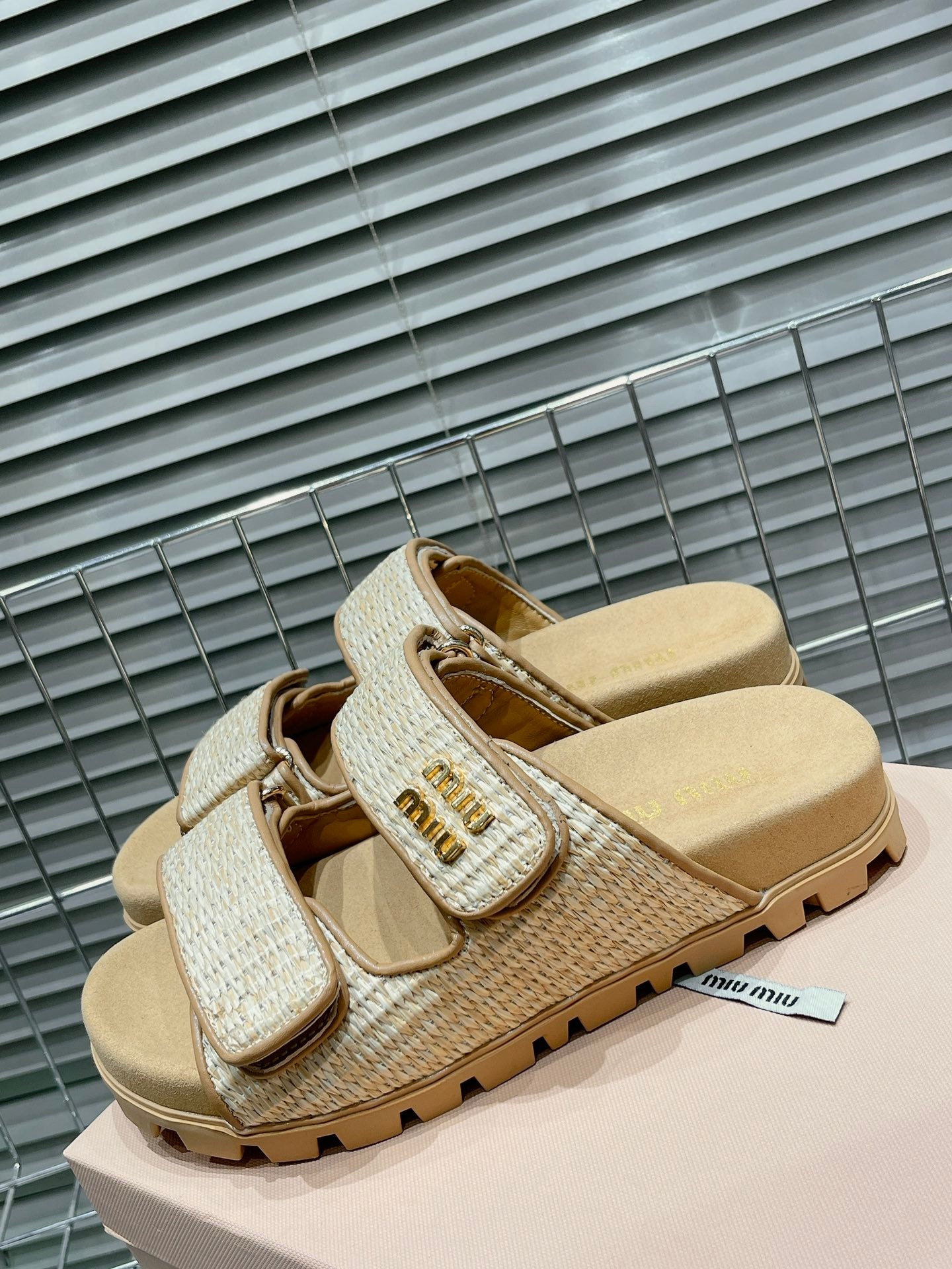 Natural Raffia-Effect Slides