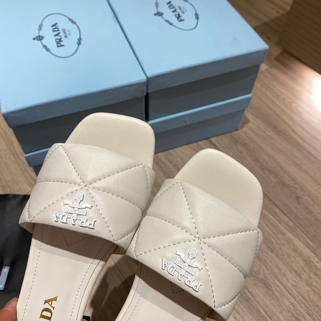 White quilted leather sabots