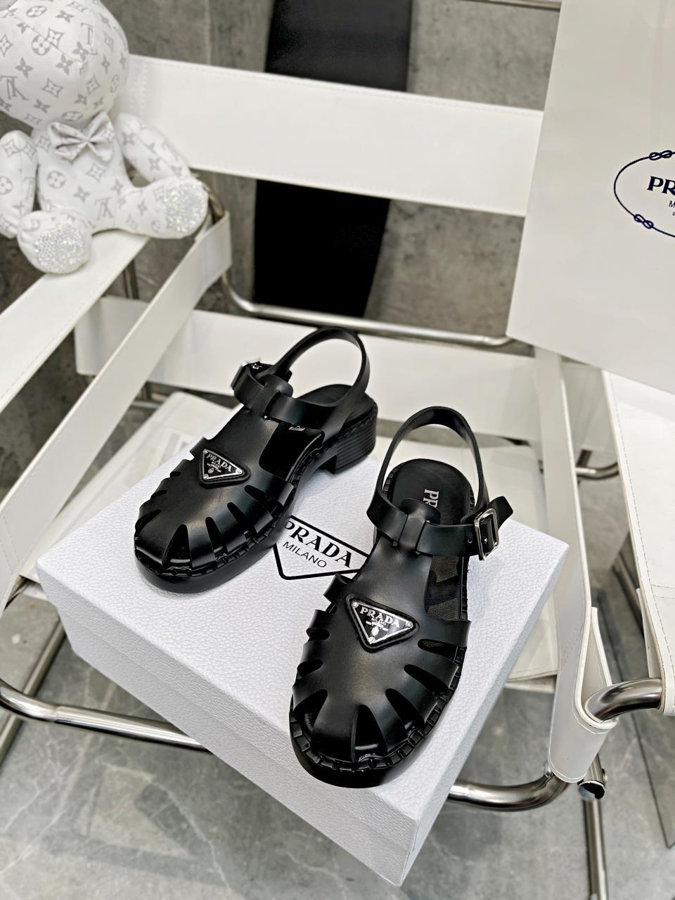 Black sporty foam rubber sandals