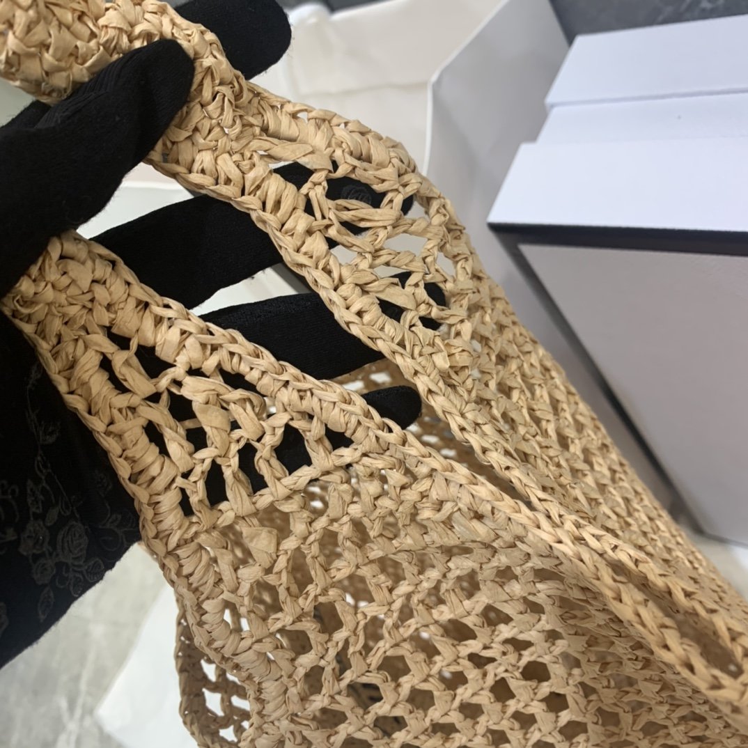 Natural large raffia tote bag