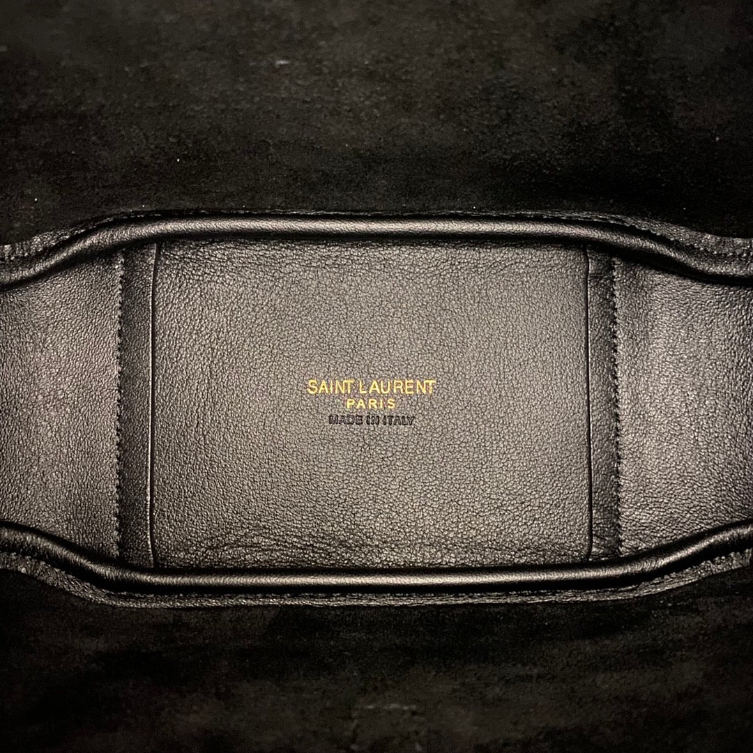 Black Le 5 à 7 Supple Baby In Grained Leather