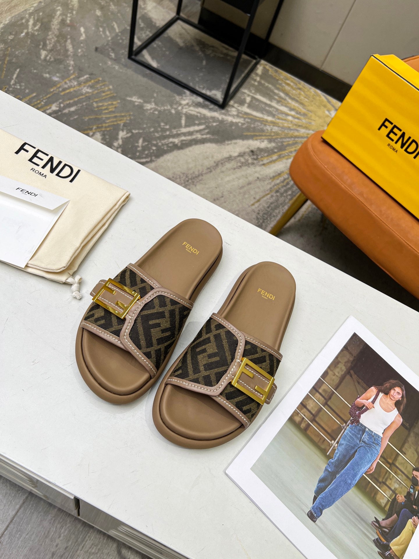 Brown fabric Feel slides