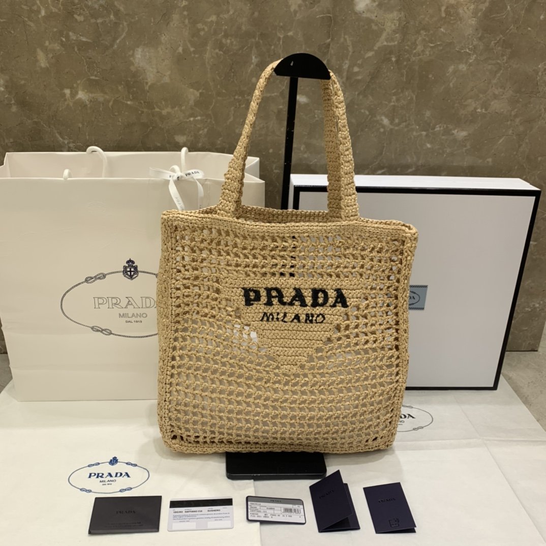 Natural raffia tote bag