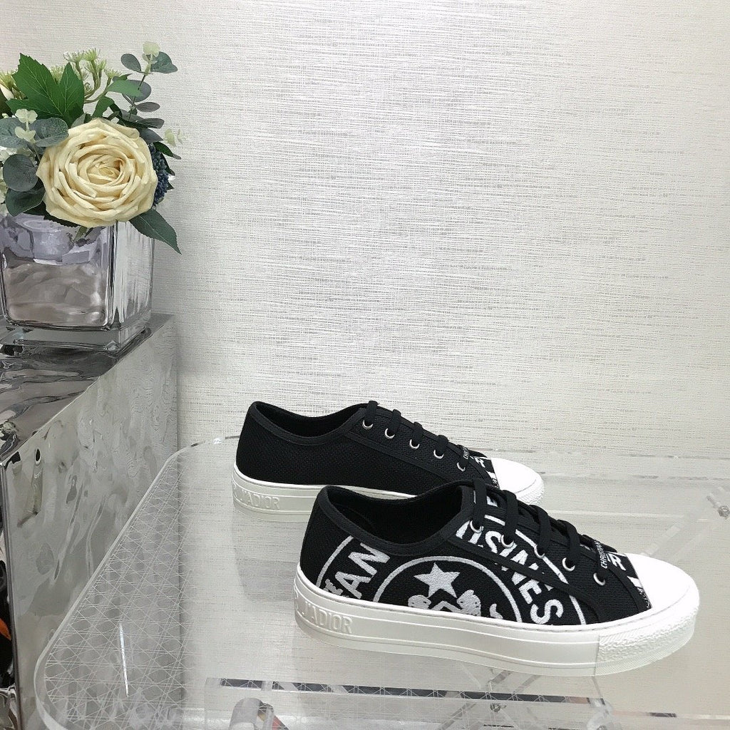 Black canvas WD sneaker