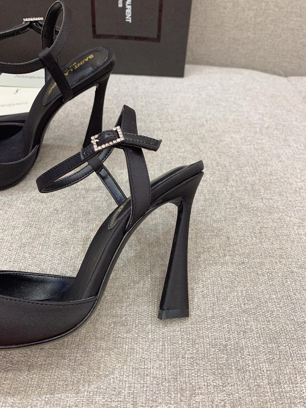 Black Venue 105 Sandals