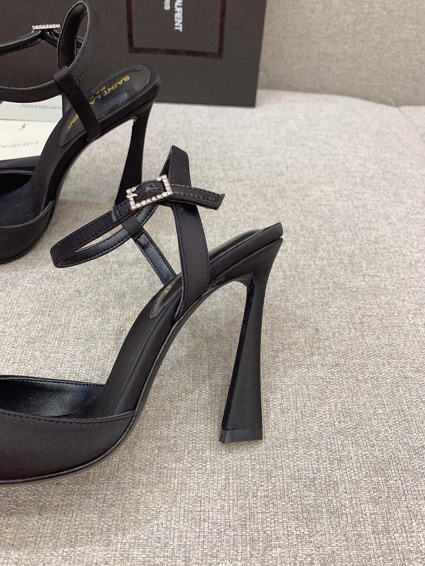 Black Venue 105 Sandals