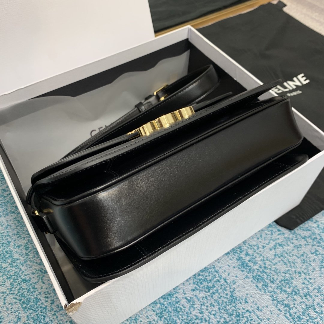 Black medium triomphe bag