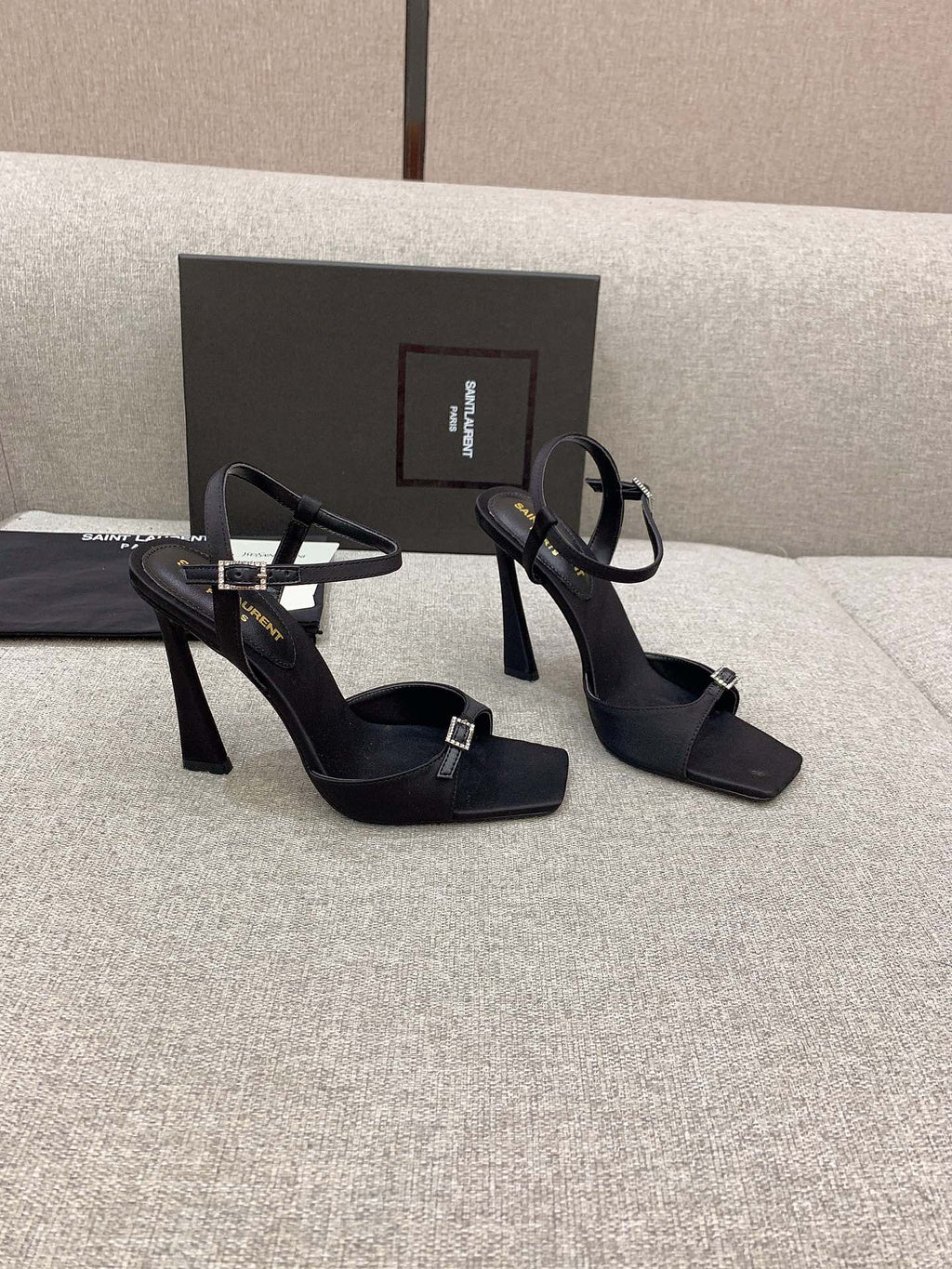 Black Venue 105 Sandals