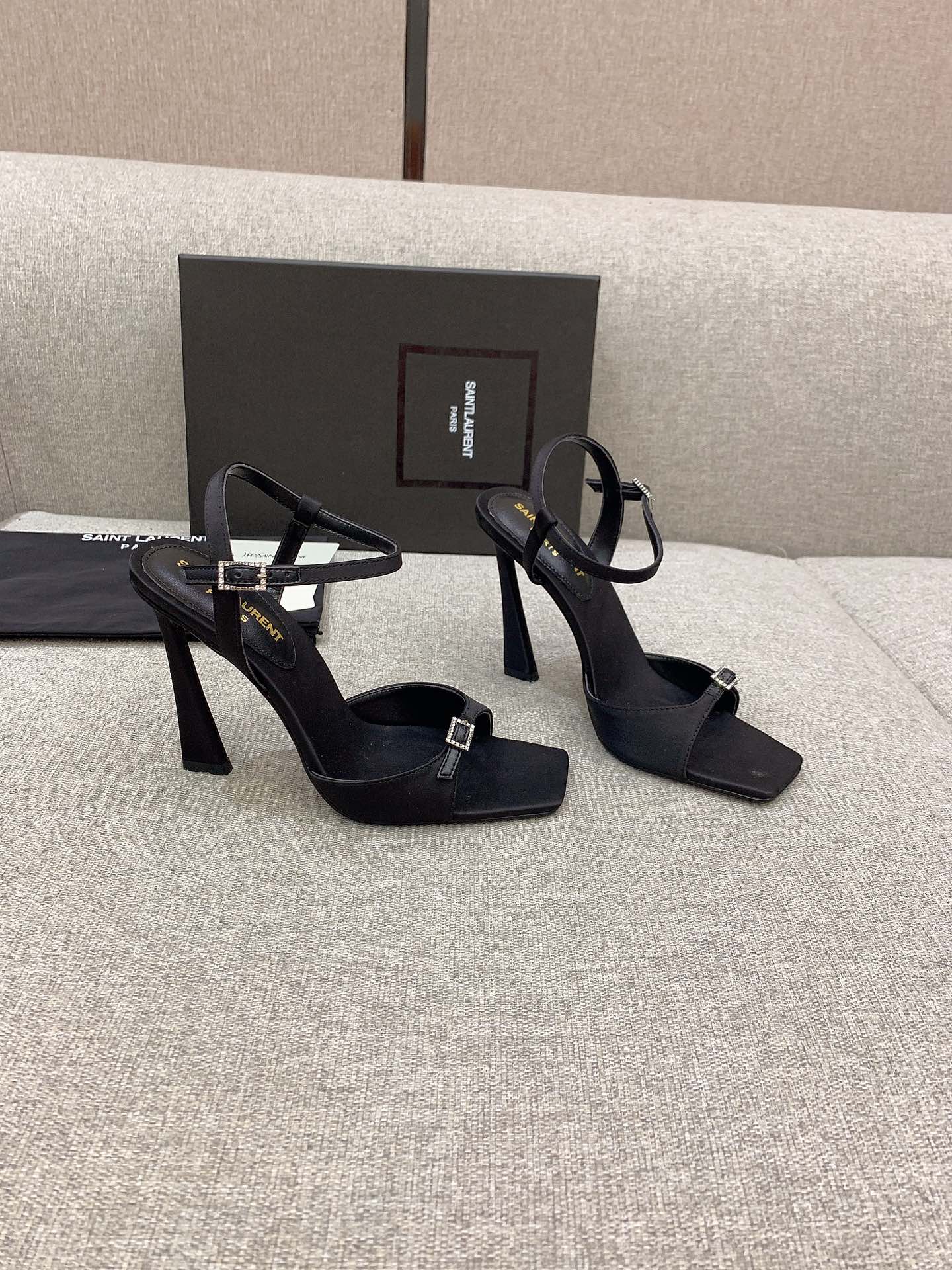 Black Venue 105 Sandals