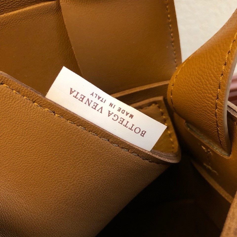 Acorn BC shoulder bag