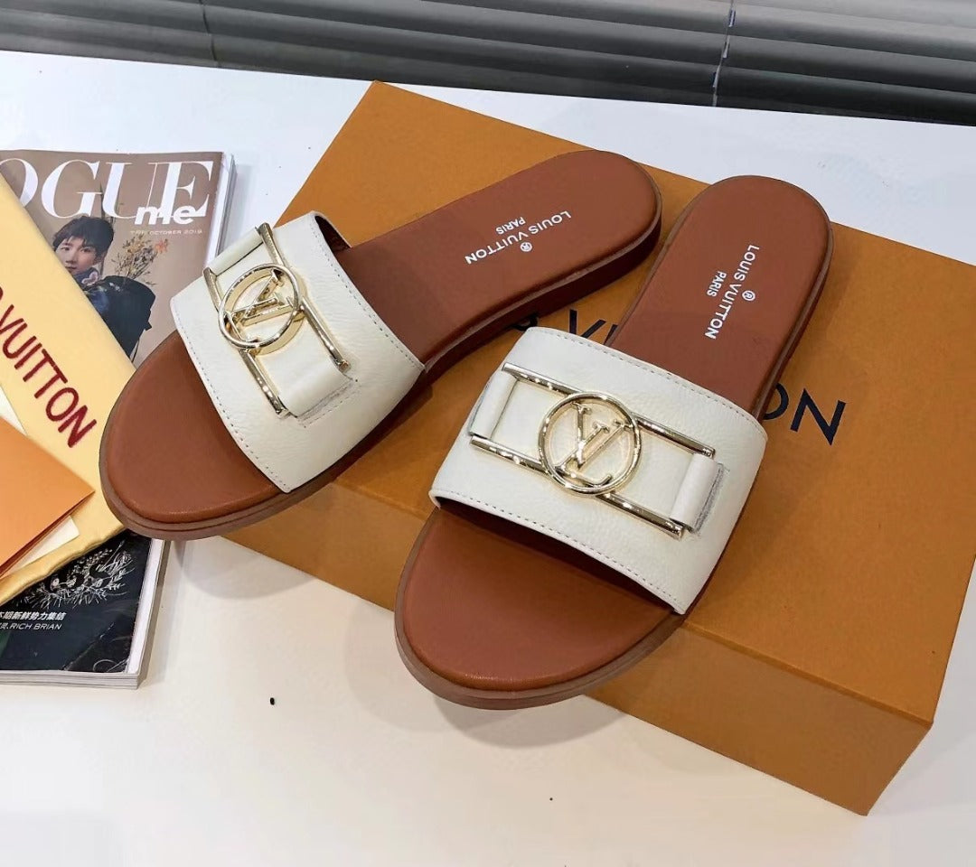 White LI flat mule