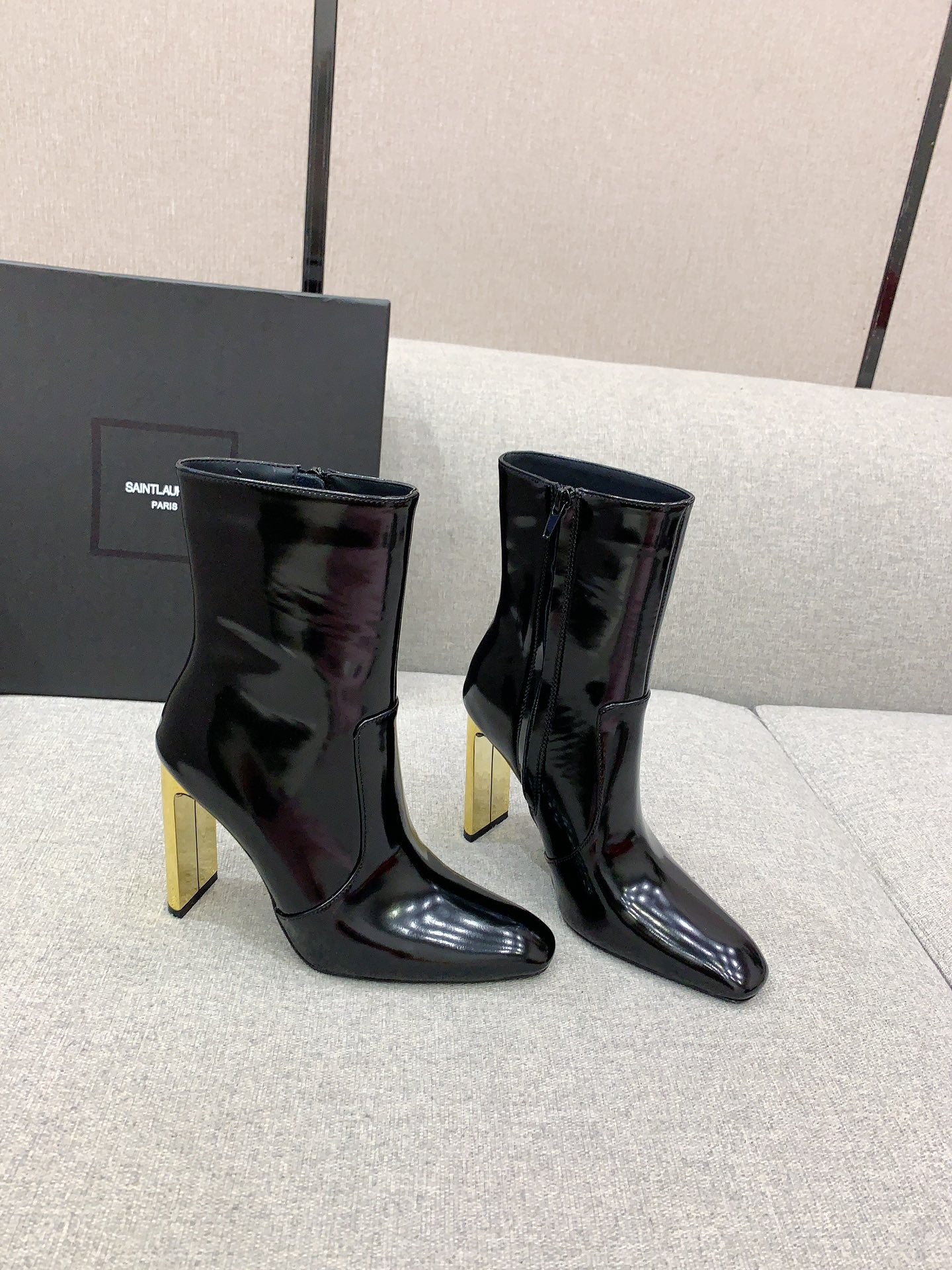 Black YA Ankle Boots In Glazed Leather