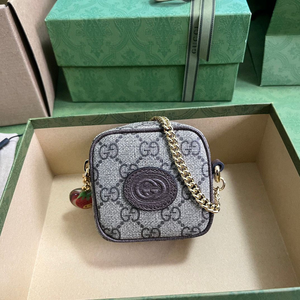 Beige Coin Purse With Strawberry