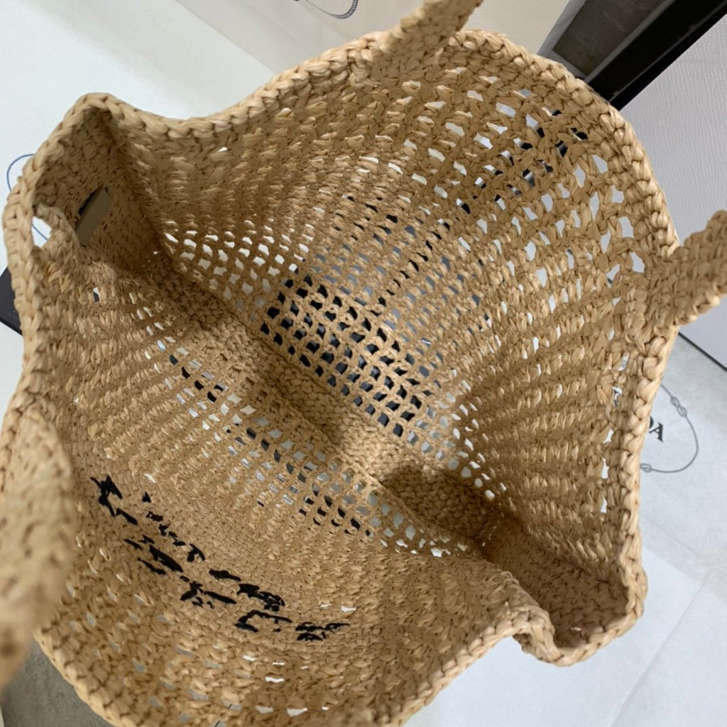 Natural raffia tote bag