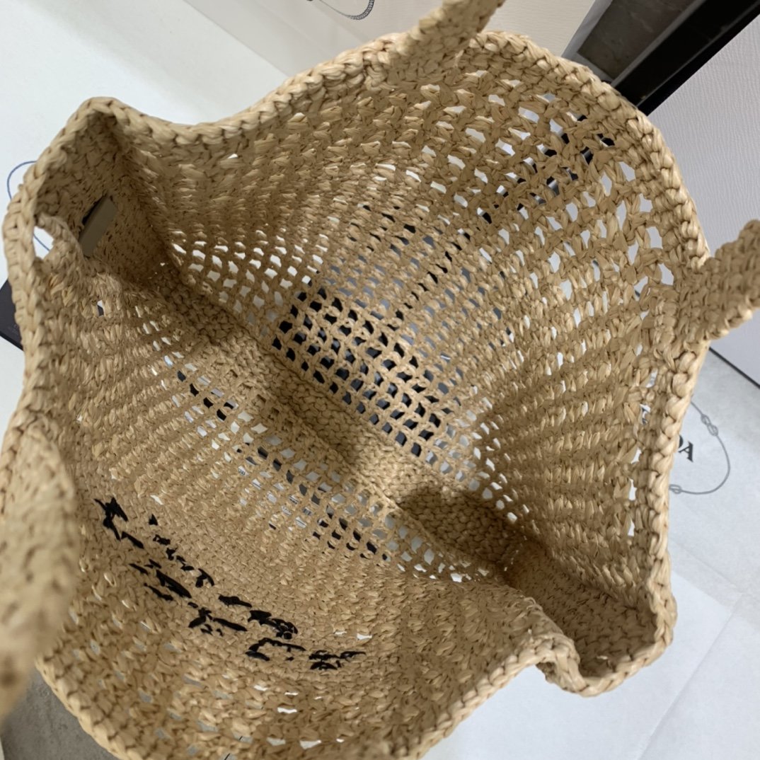 Natural raffia tote bag
