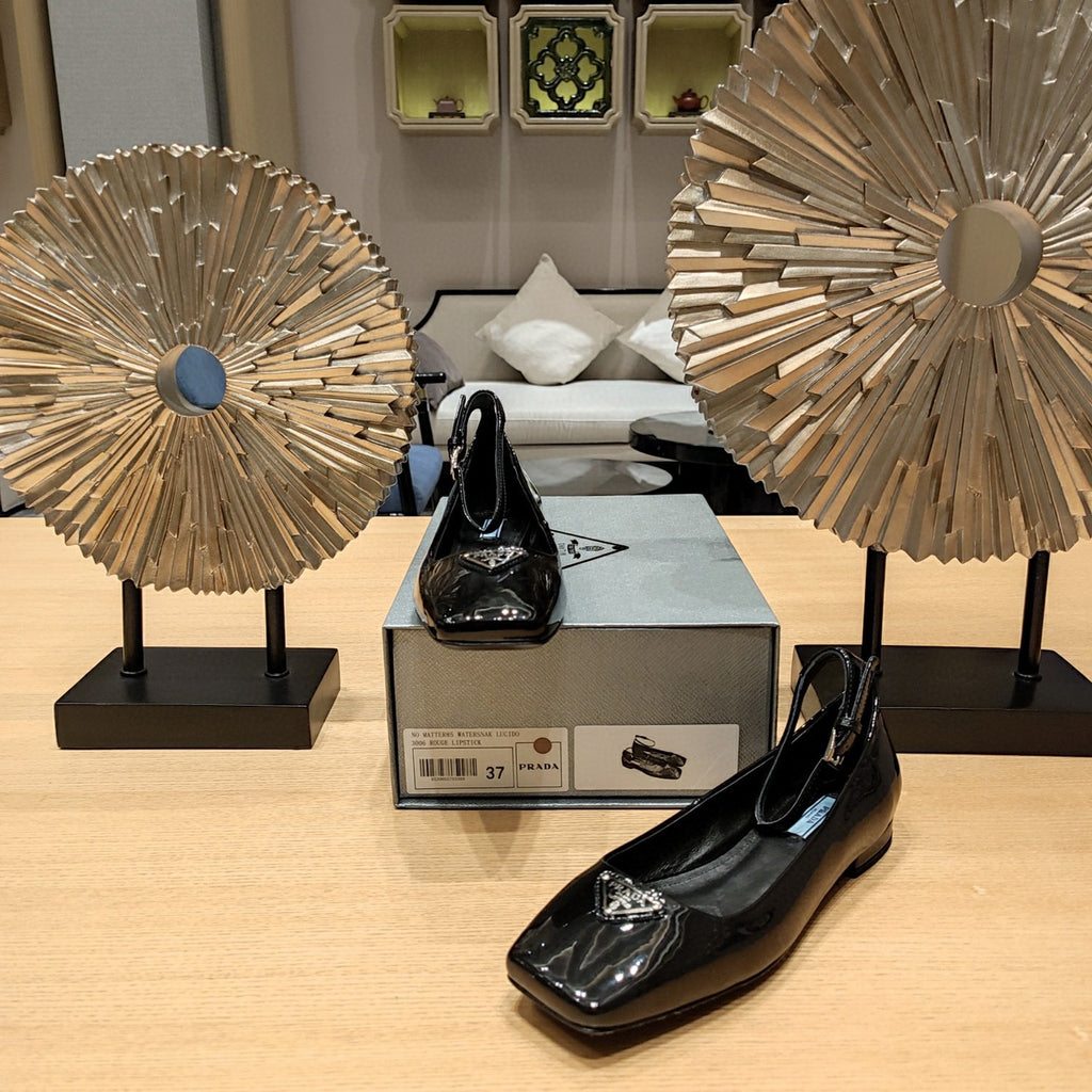 Black patent leather ballerinas