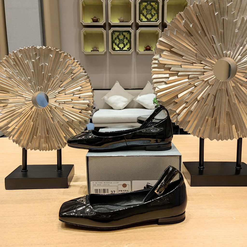 Black patent leather ballerinas