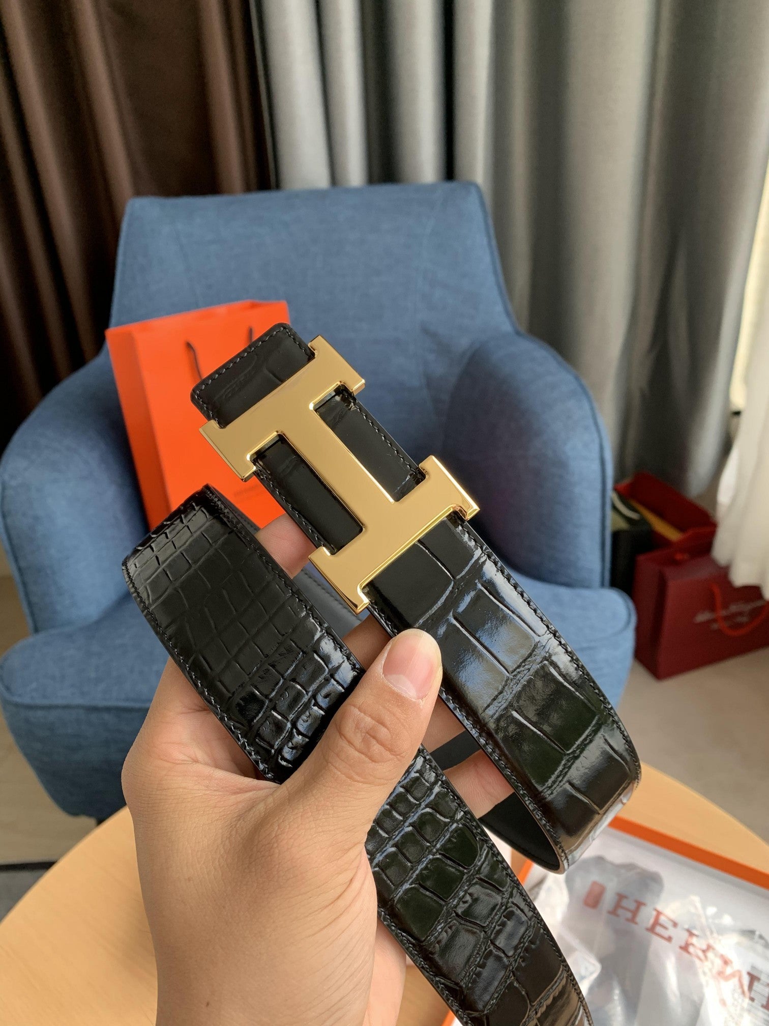 Noir H gold belt buckle & leather strap