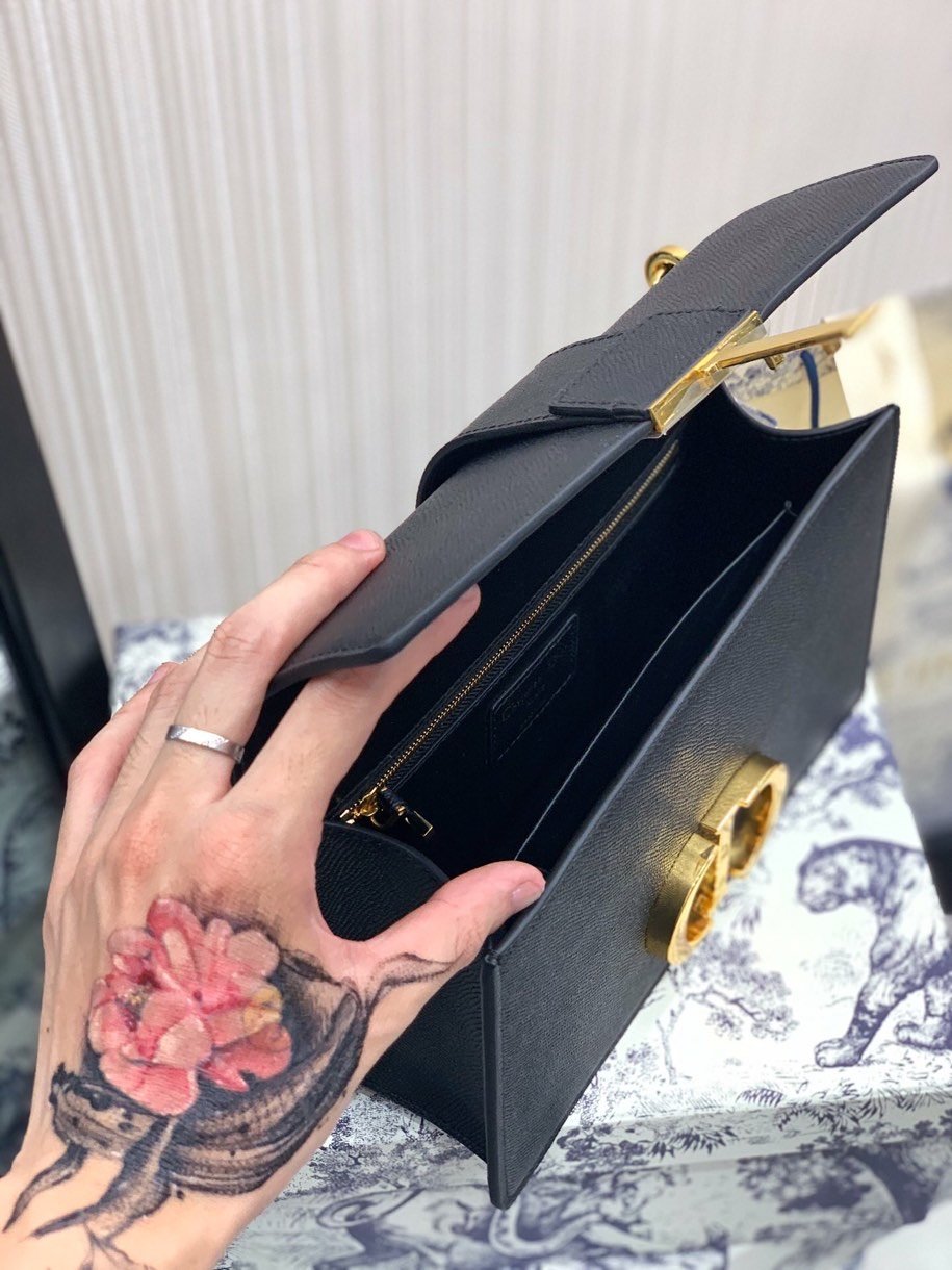 Black 30M stamped grain calfskin flap chain bag