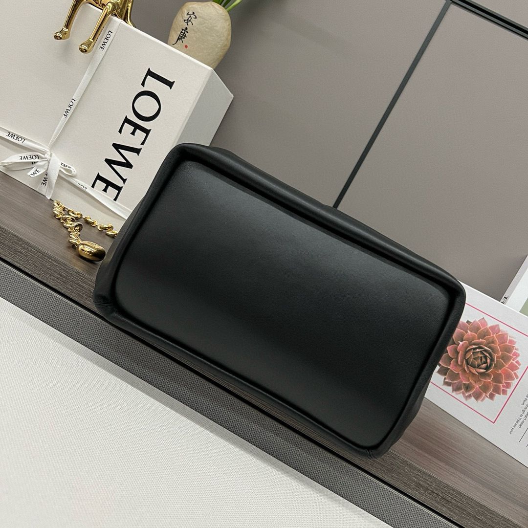 Black Medium Squeeze Bag