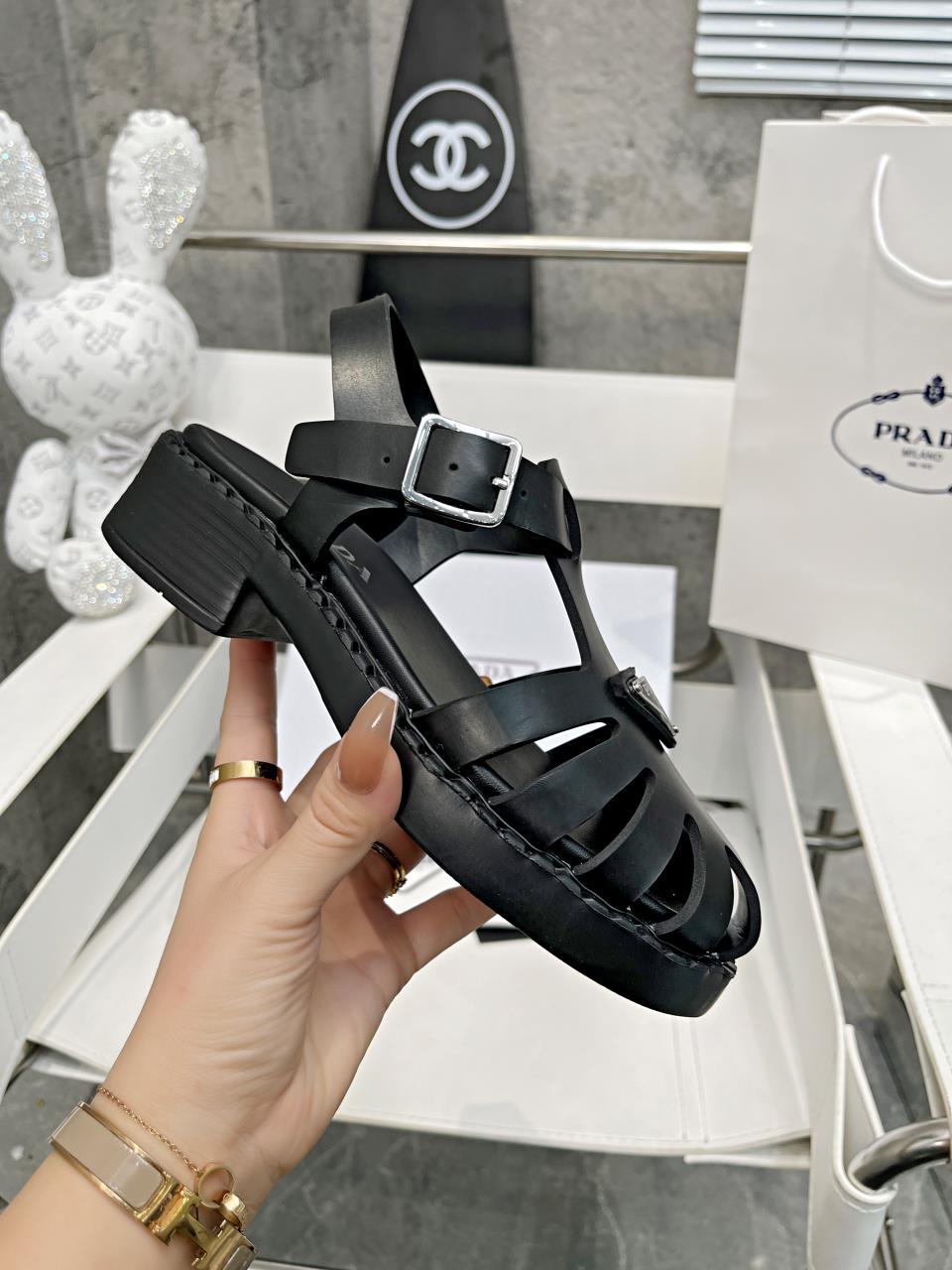 Black sporty foam rubber sandals