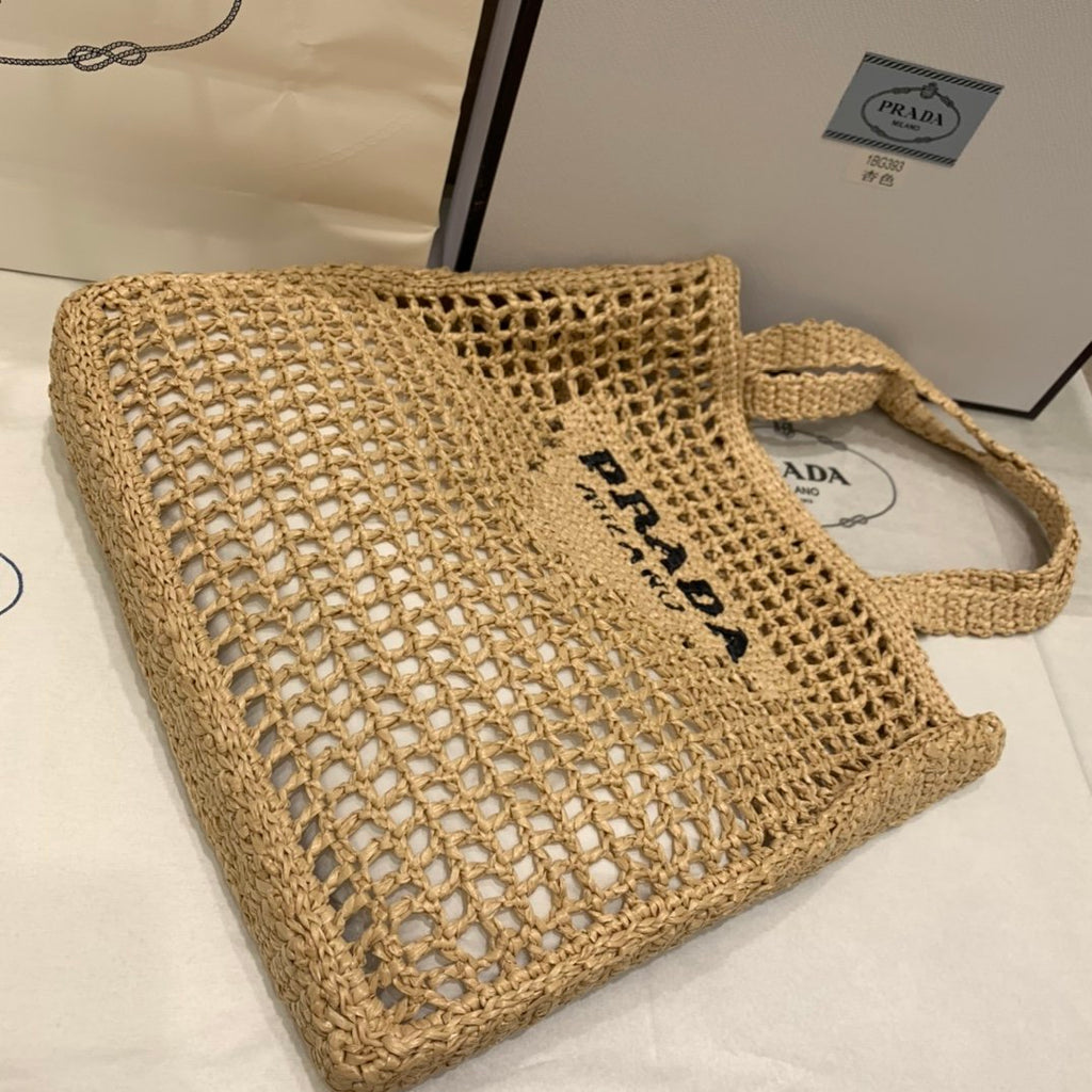 Natural raffia tote bag
