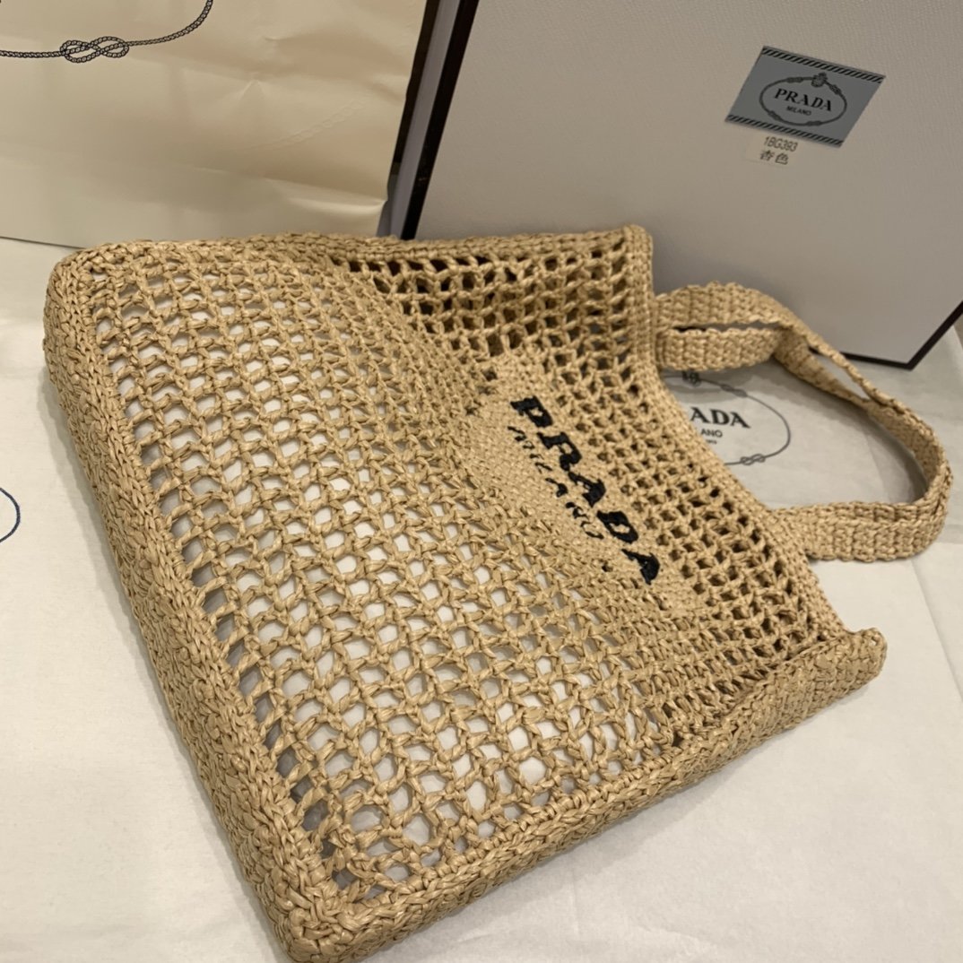 Natural raffia tote bag