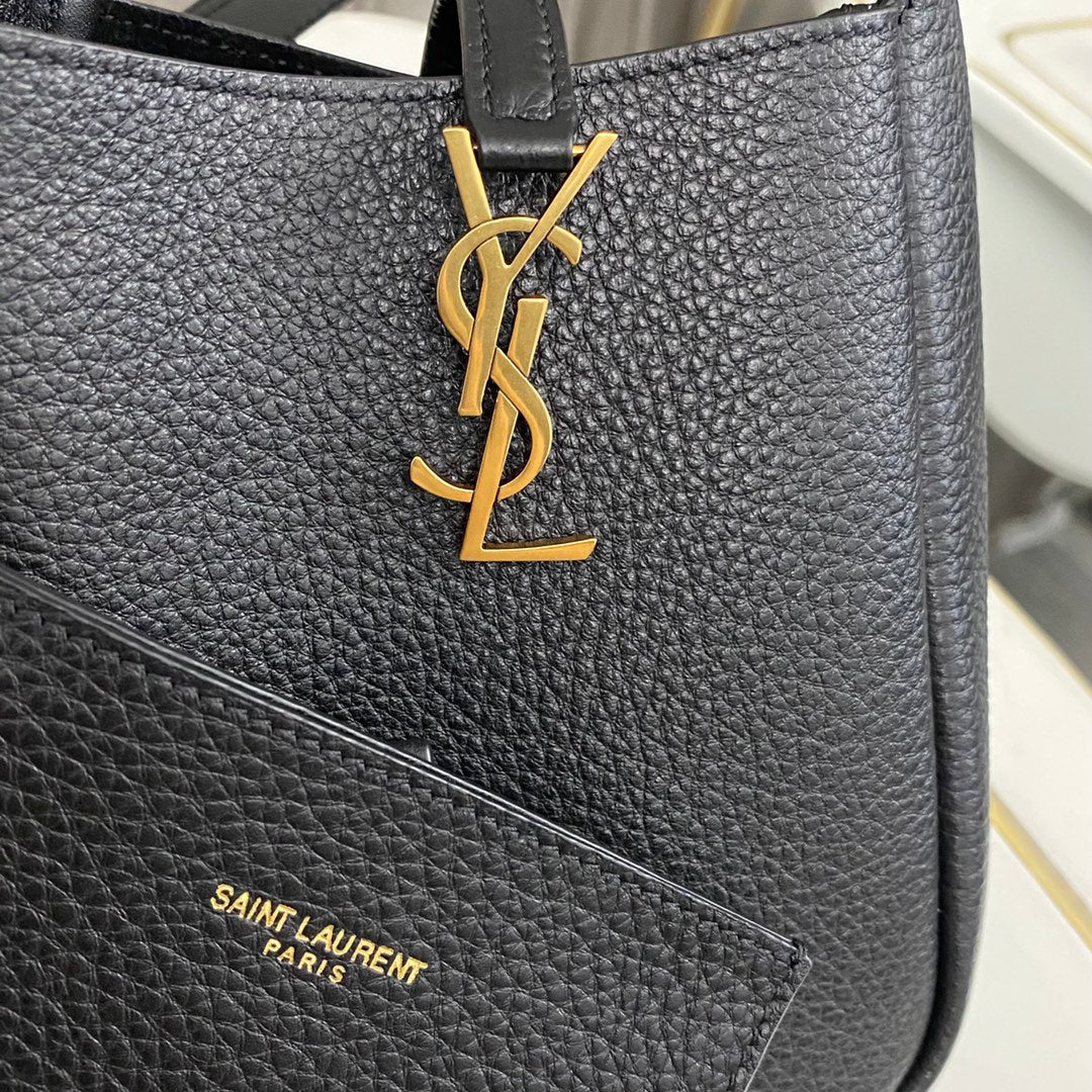 Black Le 5 à 7 Supple Baby In Grained Leather