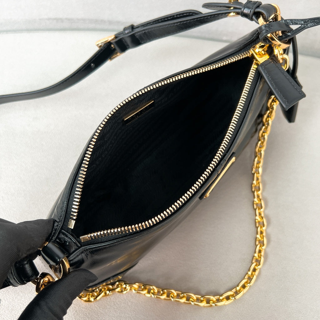 Black Re-Edition 2002 Medium Leather Shoulder Bag