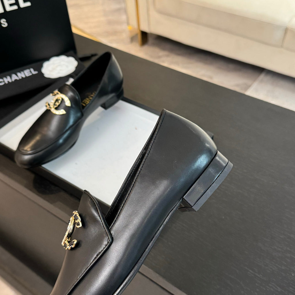 Black Moccasins With Embedded Logo Buckle