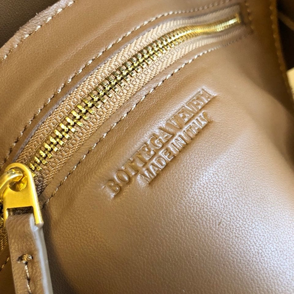 Acorn BC shoulder bag