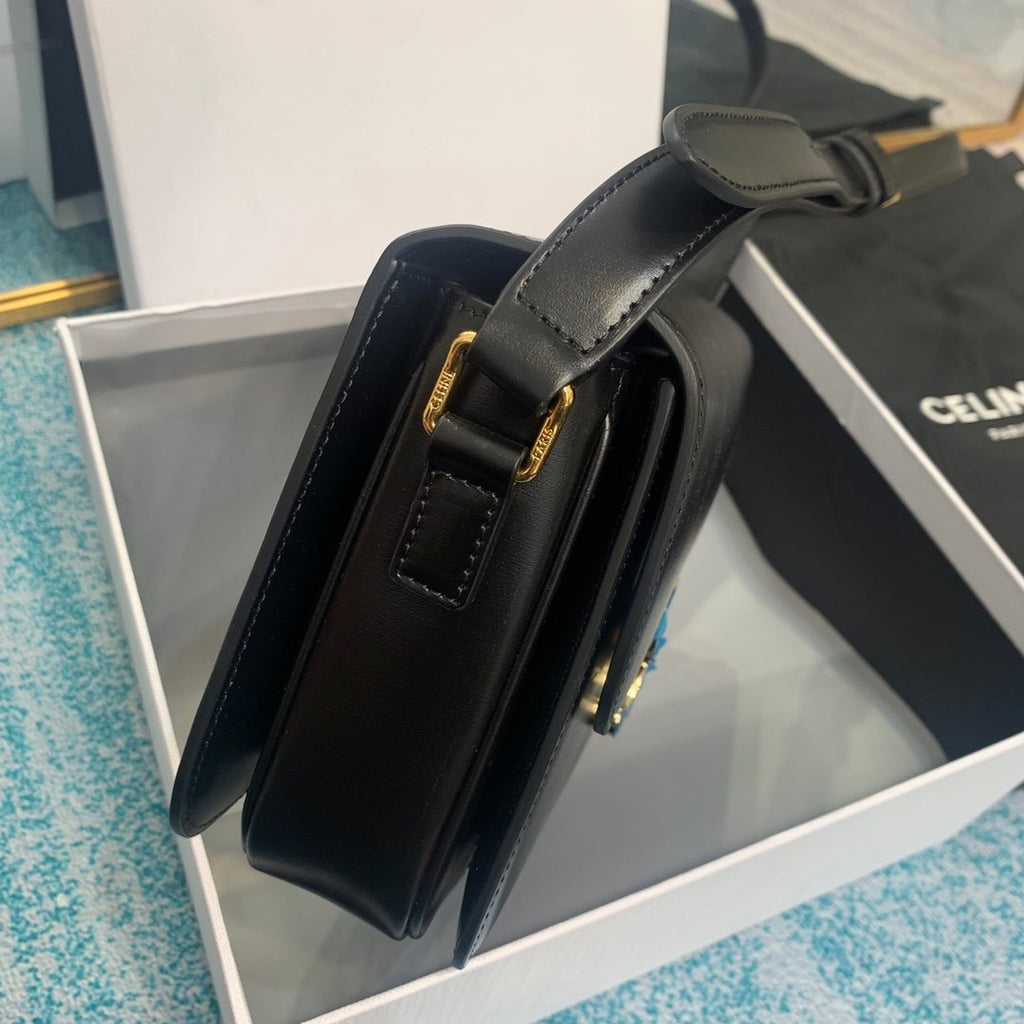 Black medium triomphe bag