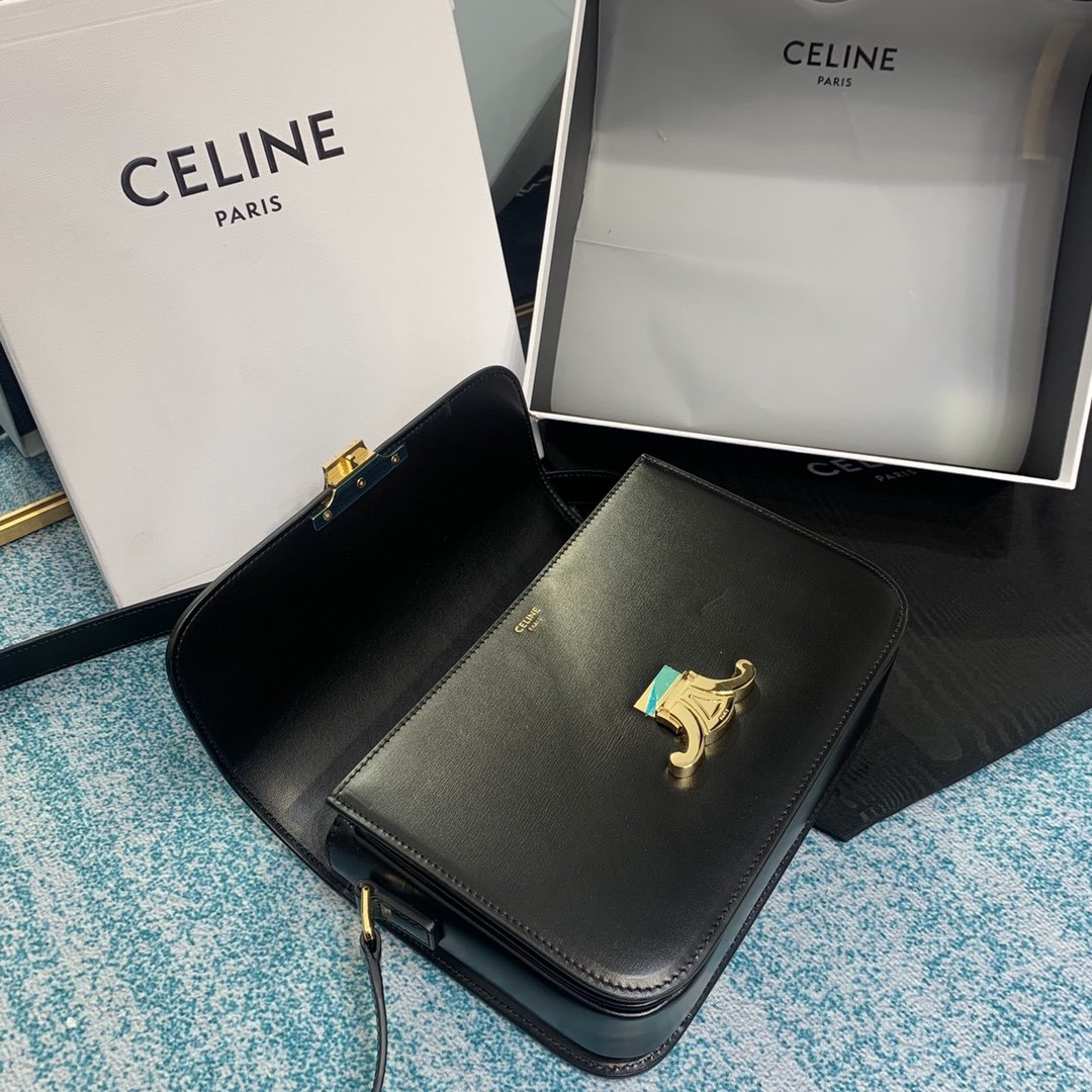 Black medium triomphe bag